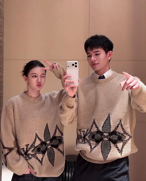 lv 그래픽 니티드 스웨터