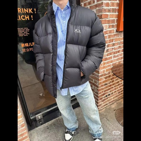 blcg 25FW 레터링 자수 하이넥 오버사이즈 다운 재킷 (공용)