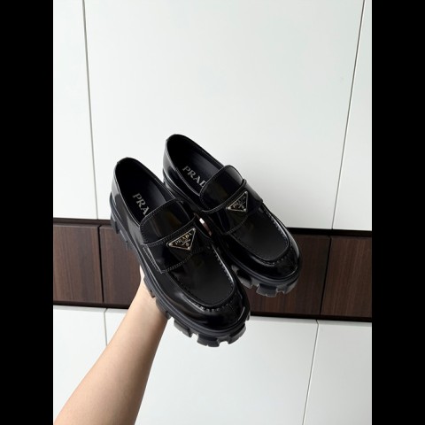 prad* 모놀리스 브러시드 가죽 로퍼