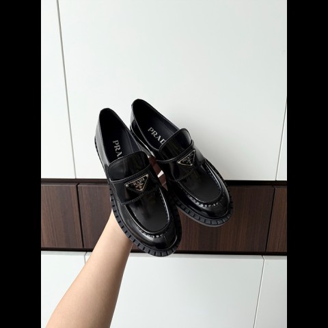 prad* 브러시드 가죽 로퍼